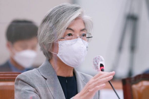 강경화 외교부 장관이 25일 국회 외교통일위원회에서 진행된 북측에 의한 우리 공무원의 총격 피살과 관련한 긴급 현안 질의에서 답변하고 있다. /연합뉴스