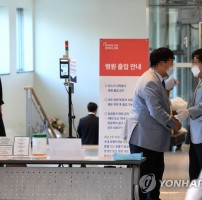 분주한 이건희 회장 빈소 입구