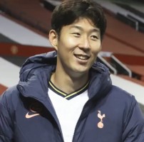 토트넘 구단과 인터뷰를 진행하는 손흥민. 토트넘